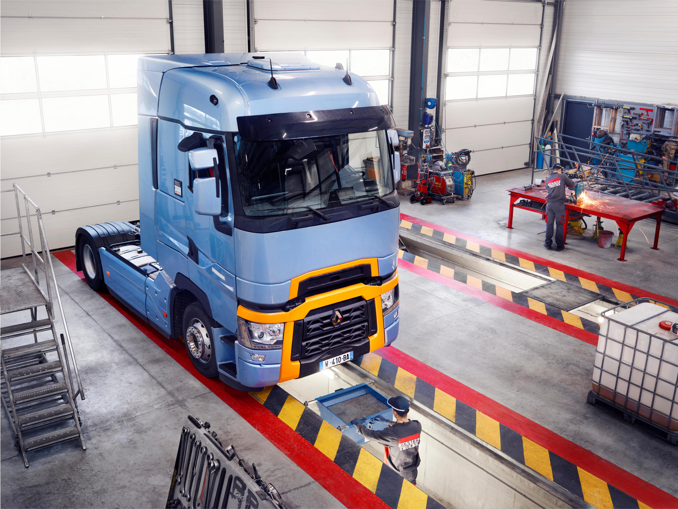 Renault Trucks T High being repaired