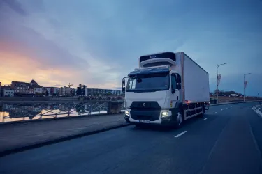 Renault Trucks D Wide 19-tonne model fitted with a Lamberet refrigerated body: city driving and deliveries