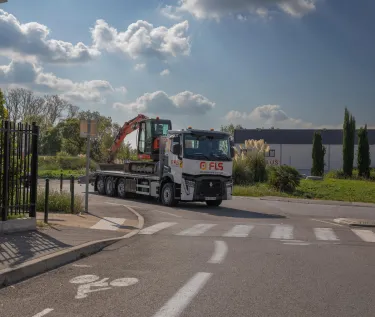 FLS, a company specialising in the hire of construction equipment and related services, has chosen the Renault Trucks C 8X2 Tridem to transport its machinery